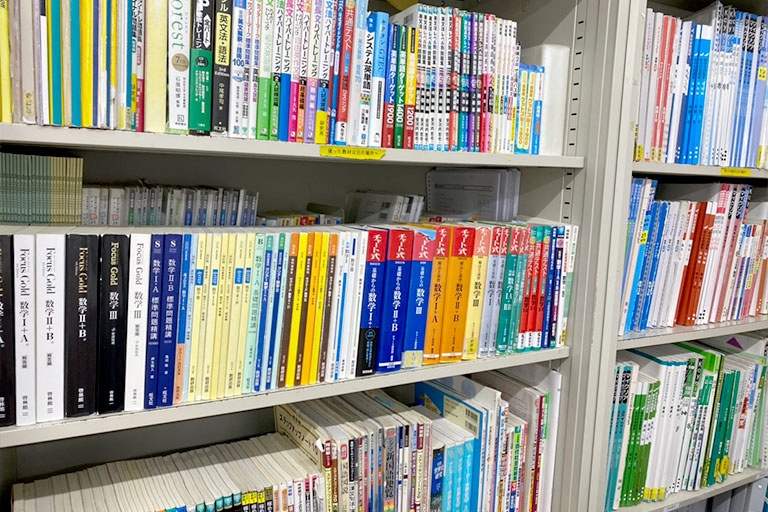 充実の学習環境:対応テキストは50種類以上。お子さまに合ったものを選定し、担当講師がサポート。