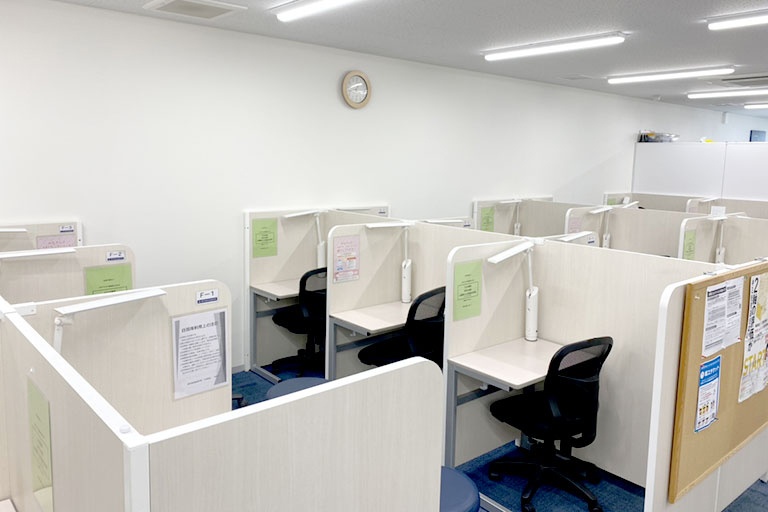 充実の学習環境:集中しやすいようパーテーションで区切られた授業ブース。