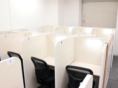 充実の学習環境:パーソナルに区切られた自習席。集中しやすいとご好評いただいています。