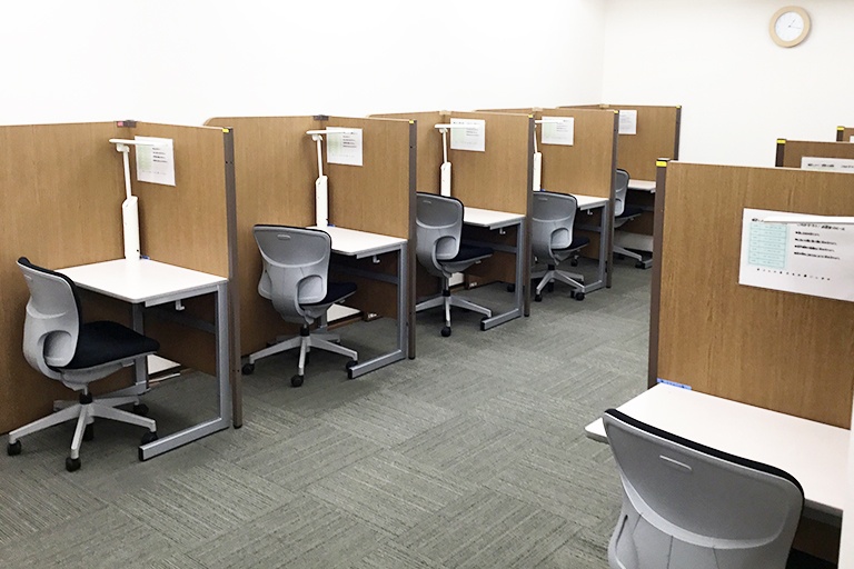 充実の学習環境:パーソナルに区切られた自習席。集中しやすいとご好評いただいています。