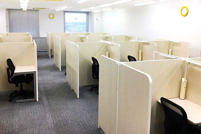 充実の学習環境:集中しやすいようにパーテーションで区切られた授業スペース。