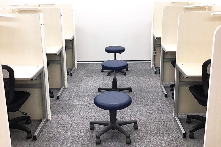 充実の学習環境:個別指導ブース。演習中も講師が隣にいて、質問がしやすい環境です。