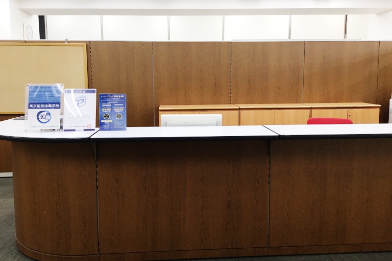 充実の学習環境:教室で何かわからないことがあれば、受付カウンターまでお気軽にご相談ください。