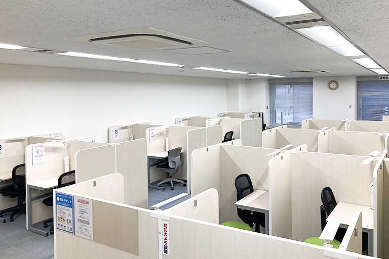 充実の学習環境:個別指導ブース。演習中も講師がいつも隣にいて、質問がしやすい環境です。