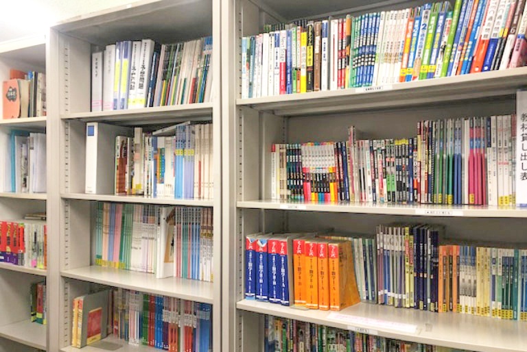 充実の学習環境:対応テキストは十分な種類・量を準備。お子さまの課題や目標に合わせて対応しています。