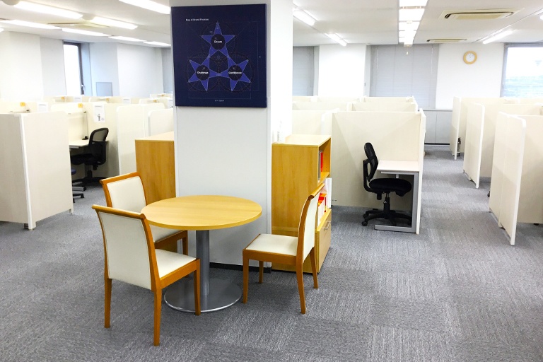 充実の学習環境:オープンな環境のフリースペース。お気軽にご質問・ご相談などをしていただけます。