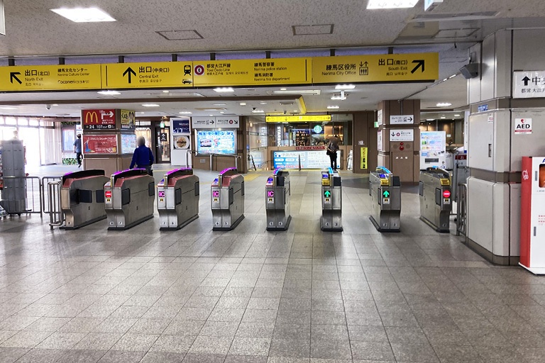 アクセス案内①：練馬駅中央改札を出て、南口より千川通りに出てください。