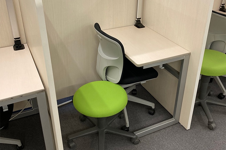 充実の学習環境:新しく設置した自習室での質問の解説を受けられるブースです。