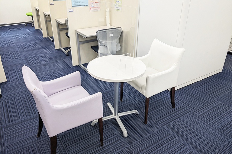 充実の学習環境:ちょっとした相談・質問をしやすいオープンスペース。