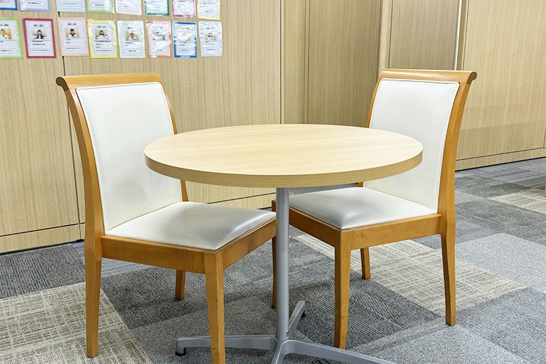 充実の学習環境:オープンな環境のフリースペース。お気軽にご質問・ご相談などをしていただけます。