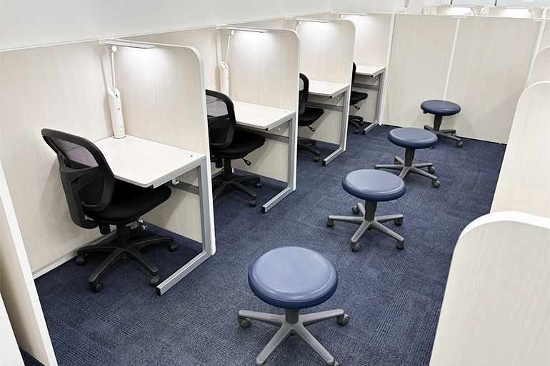 充実の学習環境:個別指導ブース。演習中も講師がいつも隣にいて、質問がしやすい環境です。