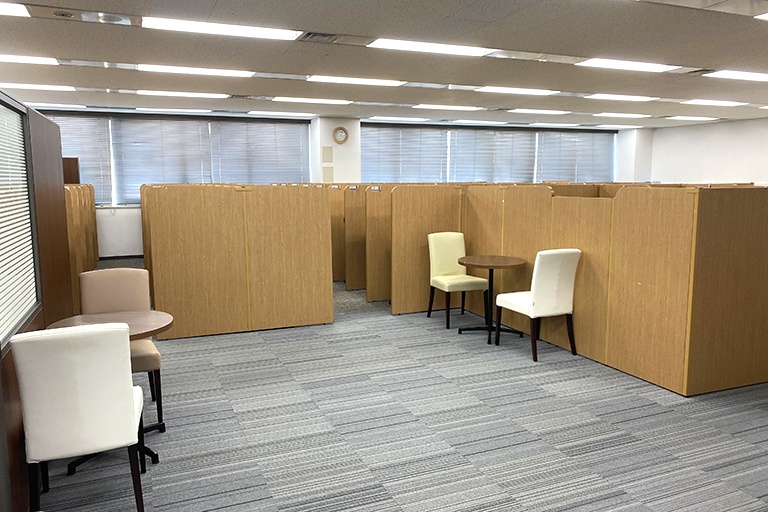 充実の学習環境:オープンな環境のフリースペース。お気軽にご質問・ご相談などをしていただけます。