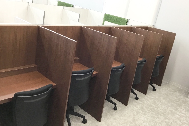 充実の学習環境:自習スペースは1人ひとり区切られた設計。しっかりと自分の勉強に集中できます!