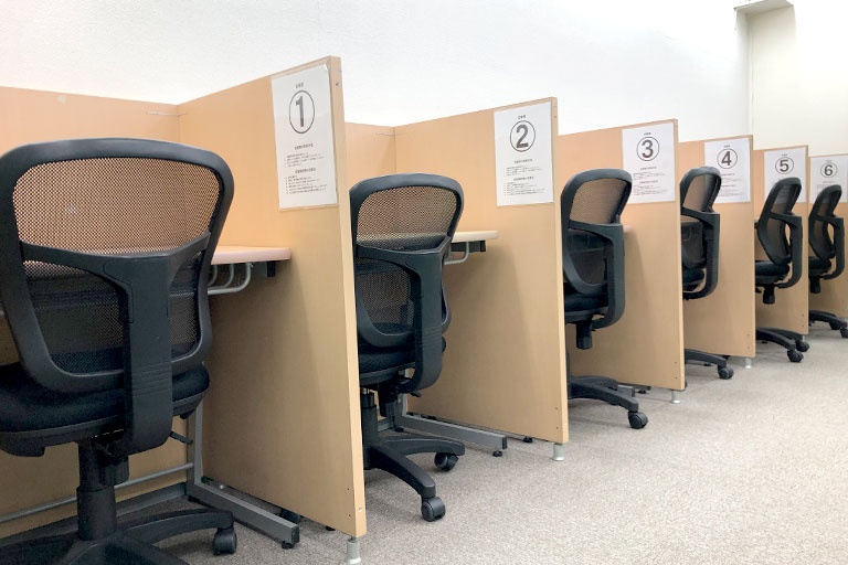 充実の学習環境:自習スペースは1人ひとり区切られた設計。しっかりと自分の勉強に集中できます!