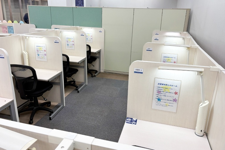 充実の学習環境:自習スペースは1人ひとり区切られた設計。しっかりと自分の勉強に集中できます!