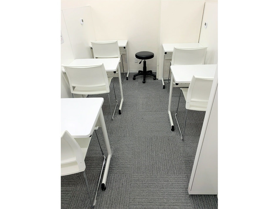 充実の学習環境:レッスンでは生徒の中心にコーチ(講師)がいるので、質問をしやすく、またコーチも生徒の様子をすぐうかがえるのでコミュニケーションが苦手でも安心です。