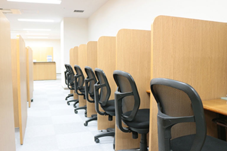充実の学習環境:無料で使用できる自習席。集中しやすいと評判です。