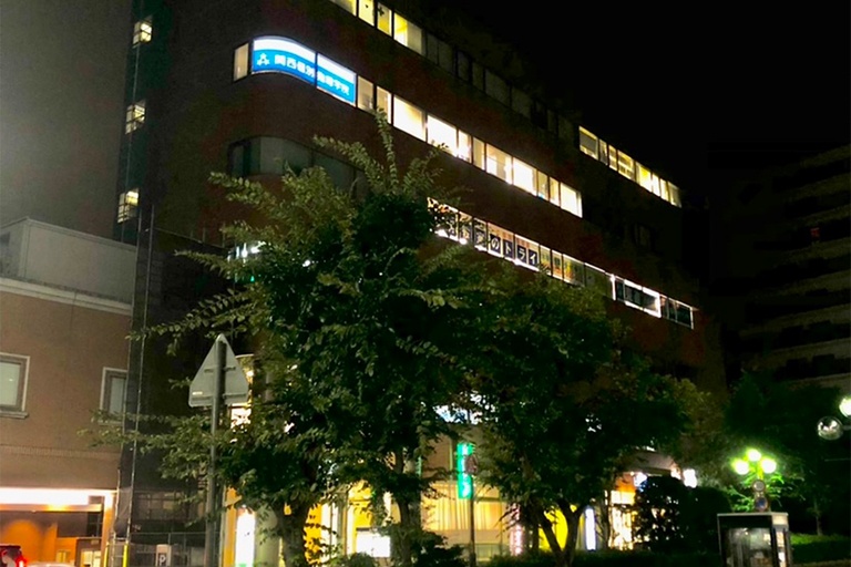 充実の学習環境:夜分でも明るい通りに面していますので、安心してお通いいただけます。ワイドな青い看板が目印です。