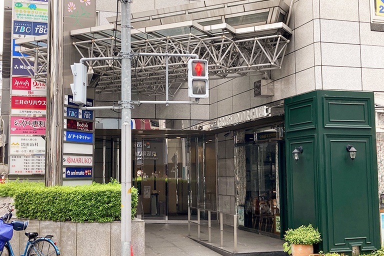 充実の学習環境:教室は、京橋駅近くのワタヤ・コスモスビルにあり、通いやすい立地です。