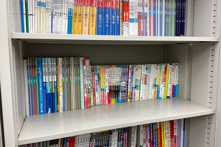 充実の学習環境:対応テキストは十分な種類・量を準備。お子さまの課題や目標に合わせて対応しています。