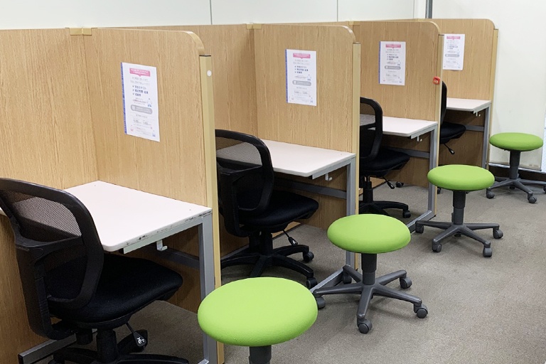 充実の学習環境:個別指導ブース。演習中も講師がいつも隣にいて、質問がしやすい環境です。