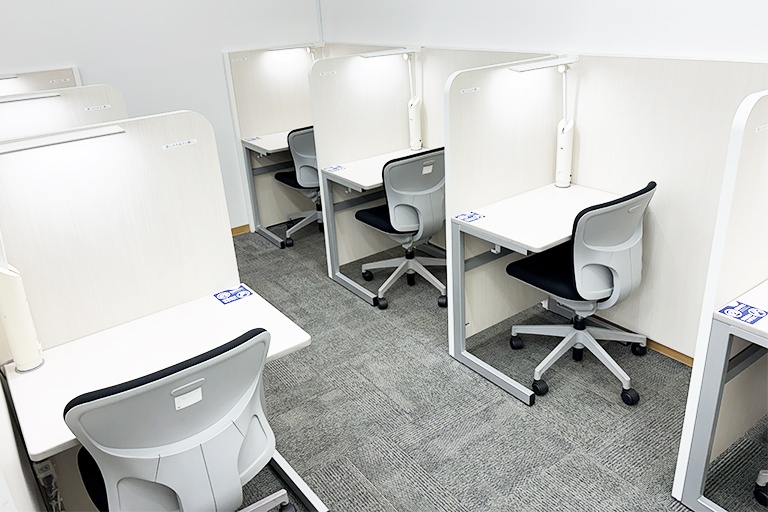 充実の学習環境:パーテーションで1人ずつ区切られているので、自分の勉強に集中できます。