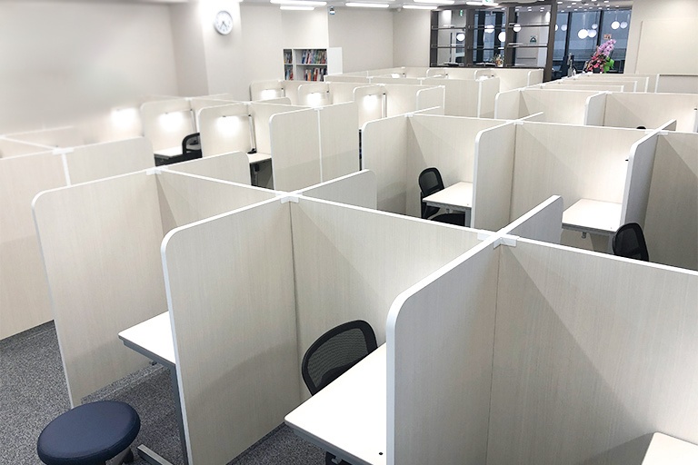 充実の学習環境:集中しやすいようパーテーションで区切られた授業ブース。