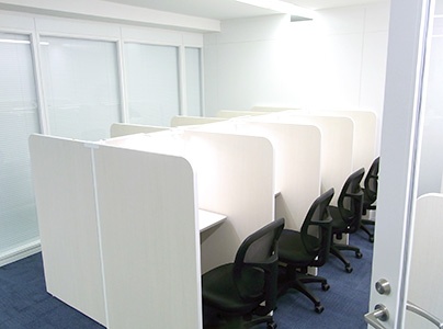 充実の学習環境:パーソナルに区切られた自習席。集中しやすいとご好評いただいています。