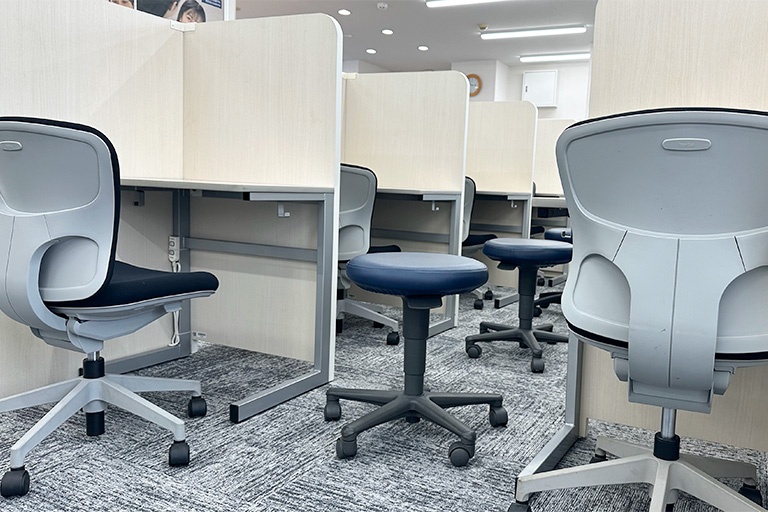 充実の学習環境:パーテーションで1人ずつ区切られているので、自分の勉強に集中できます。