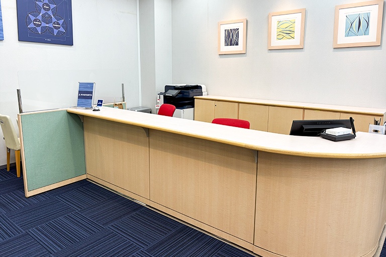 充実の学習環境:開放的な受付カウンター。ご質問・ご相談など、どんな小さなことでもお気軽にお声かけください。