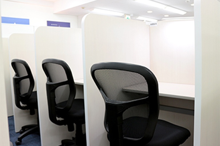 充実の学習環境:自習スペースは1人ひとり区切られた設計。しっかりと自分の勉強に集中できます!