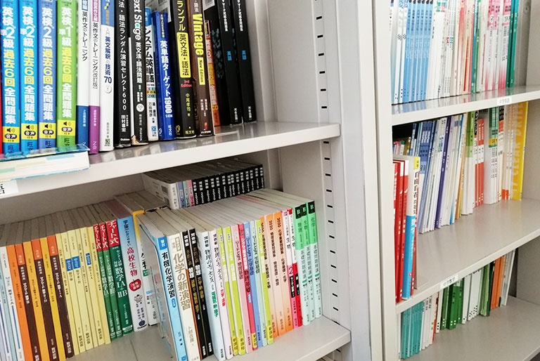 充実の学習環境:対応テキストは十分な種類・量を準備。お子さまの課題や目標に合わせて対応しています。