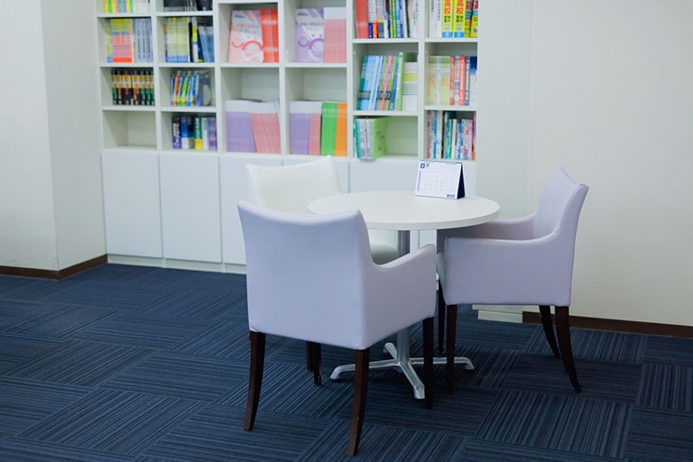 充実の学習環境:オープンな環境のフリースペース。お気軽にご質問・ご相談などをしていただけます。