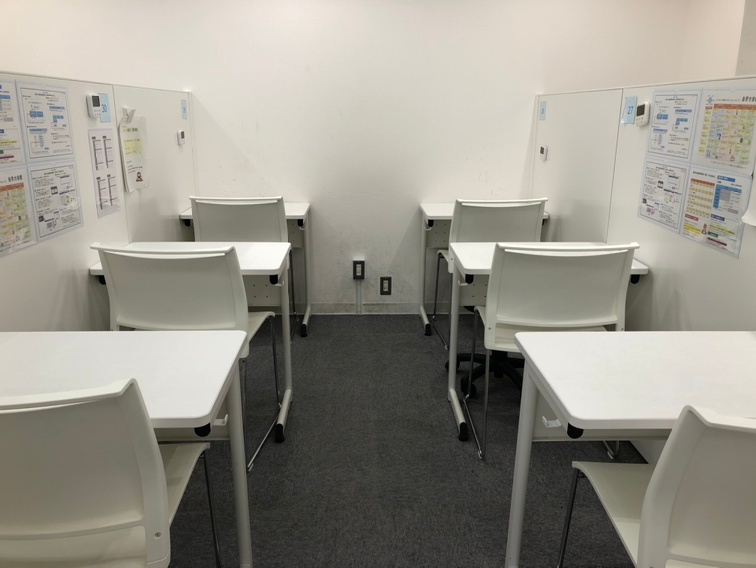 充実の学習環境:白を基調とした爽やかなレッスンスペースです♪