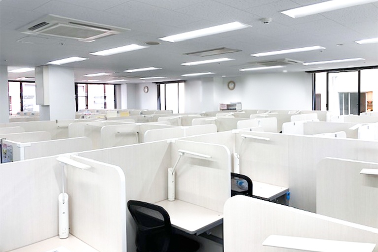 充実の学習環境:個別指導ブース。演習中も講師がいつも隣にいて、質問がしやすい環境です。