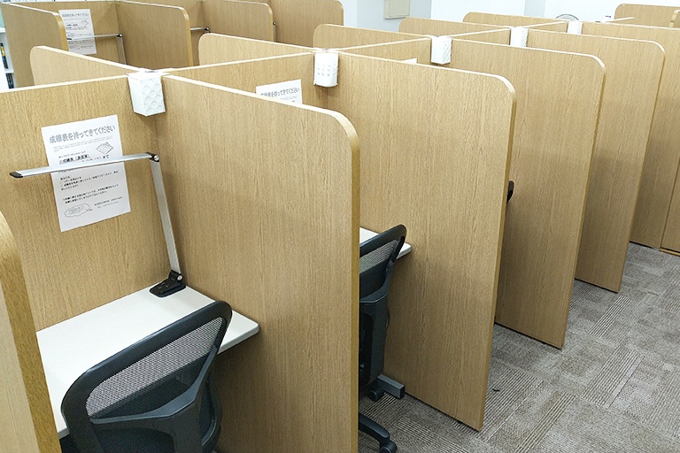 充実の学習環境:パーソナルに区切られた自習席。集中しやすいとご好評いただいています。