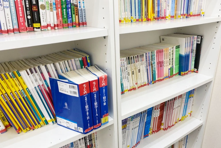 充実の学習環境:対応テキストは十分な種類・量を準備。お子さまの課題や目標に合わせて対応しています。