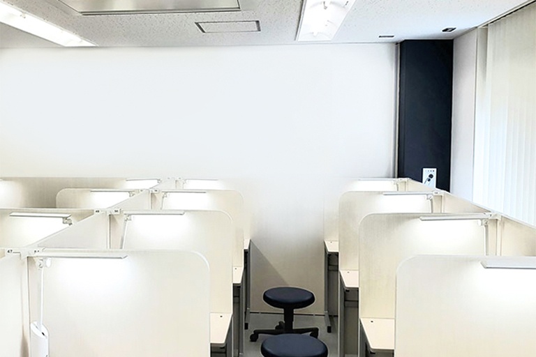 充実の学習環境:パーテーションで1人ずつ区切られているので、自分の勉強に集中できます。