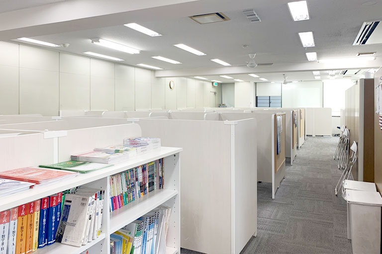 充実の学習環境:各種教材を取り揃えているほか、お子さまが授業・自習に集中しやすい環境を整えています。