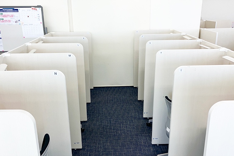 充実の学習環境:自習専用の席が多数あるので、いつ自習に来ても大丈夫です。