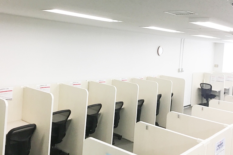 充実の学習環境:自習スペースは1人ひとり区切られた設計。しっかりと自分の勉強に集中できます!