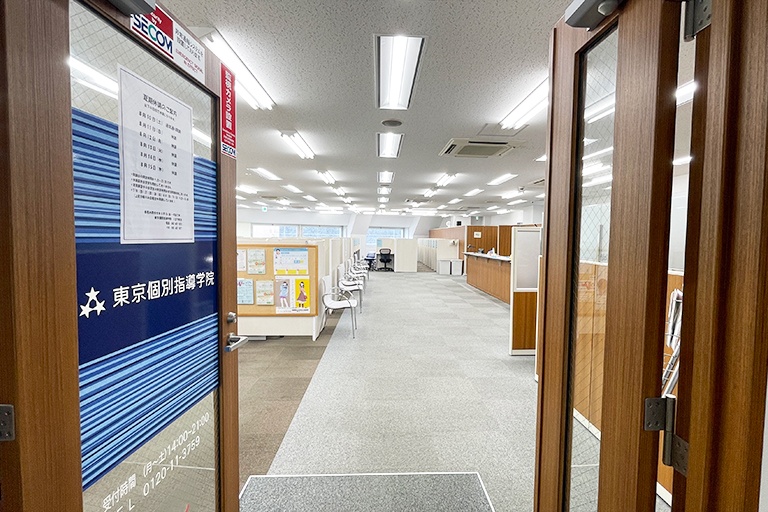 充実の学習環境:明るく清潔なエントランス。入りやすい雰囲気づくりを心がけています。