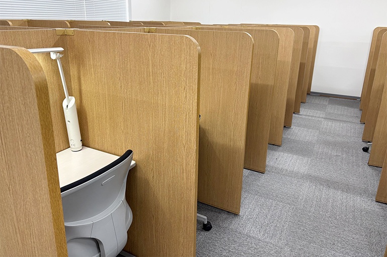 充実の学習環境:パーソナルに区切られた自習席は集中しやすいとご好評頂いています。