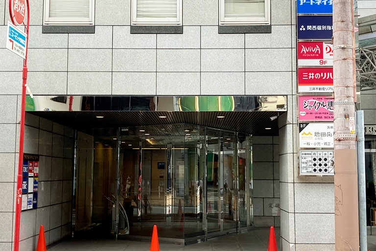 充実の学習環境:こちらの入り口から4階までお上がりください。