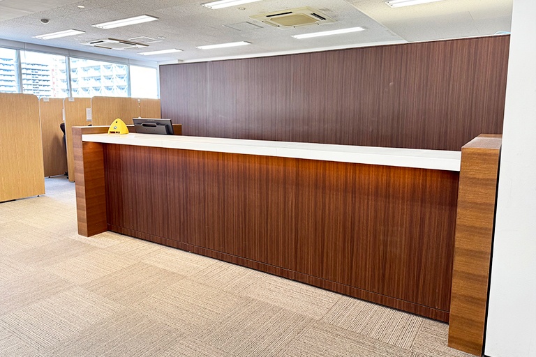 充実の学習環境:開放的な受付カウンター。ご質問・ご相談など、どんな小さなことでもお気軽にお声かけください。