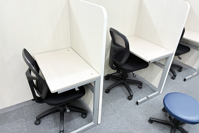 充実の学習環境:コーチがしっかりと個別指導!家庭学習の計画立てから教室での問題演習まで、集中して取り組めるブースです。