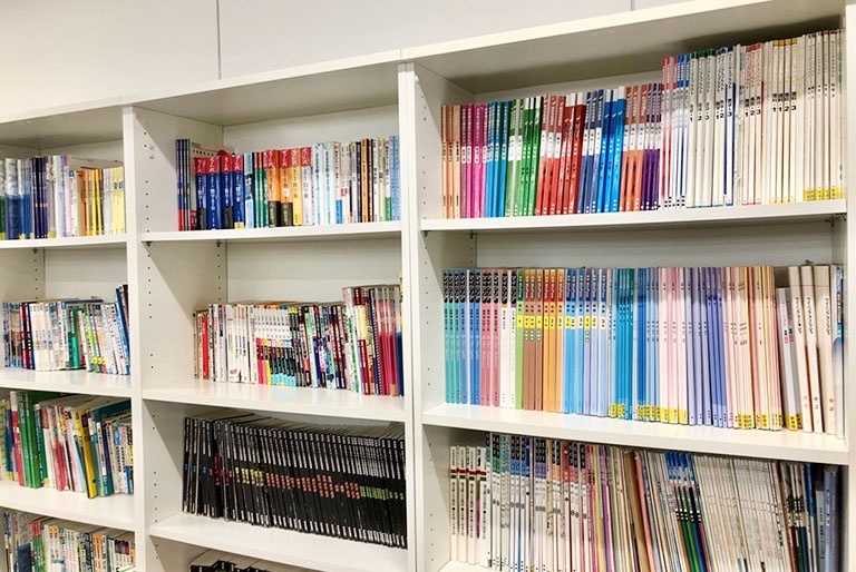 充実の学習環境:対応テキストは十分な種類・量を準備。お子さまの課題や目標に合わせて対応しています。