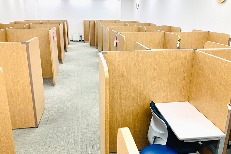 充実の学習環境:授業ではたくさんの生徒さんが目標達成に向けて授業に取り組めるよう多くの席を設けています。