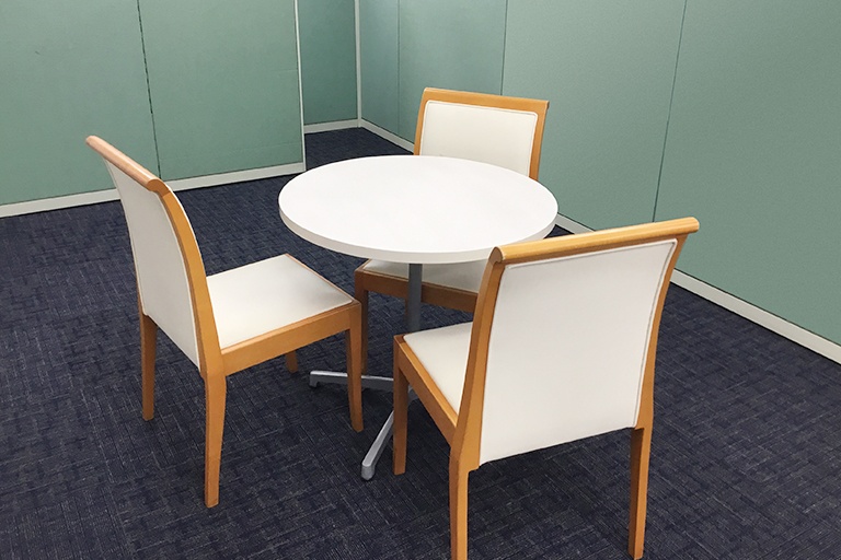 充実の学習環境:友達同士や講師にちょっとした相談・質問をしやすいオープンスペース。