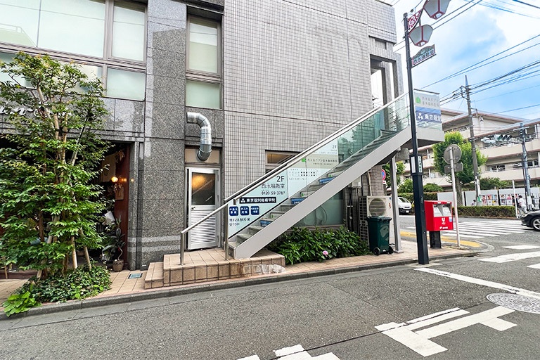 充実の学習環境:教室は、こちらの階段を上がって2階です。見学もできますのでお気軽にお入りください。